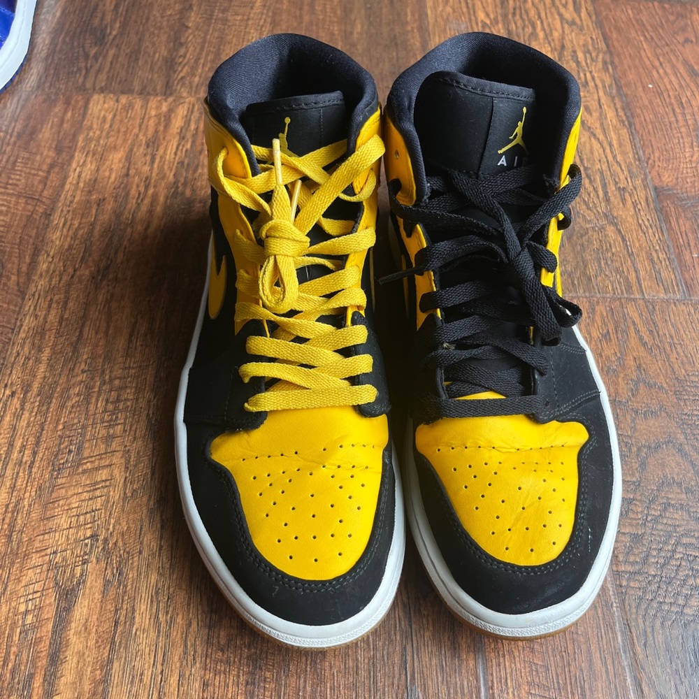 Air Jordan 1 Mid ‘New Love’